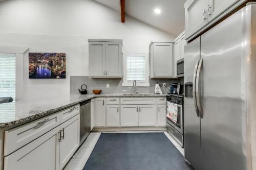 8 mins to Riverwalk, fenced backyard, pets allowed, king bed in San Antonio, USA