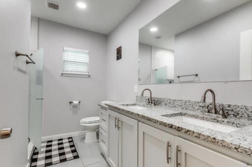 8 mins to Riverwalk, fenced backyard, pets allowed, king bed in San Antonio, USA