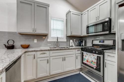 8 mins to Riverwalk, fenced backyard, pets allowed, king bed in San Antonio, USA