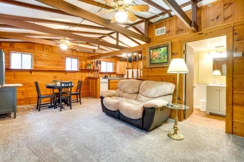Peaceful Warne Cabin Fenced Yard and Screened Porch in Brasstown, USA