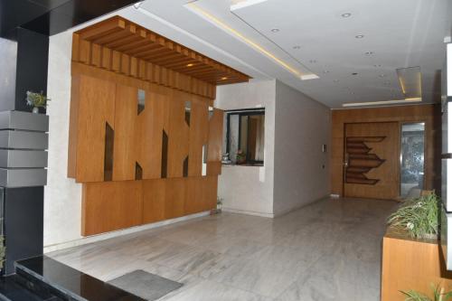 Entrance, Stylish 3-Bedroom Flat in Kenitra Center Ville with Parking & Comfort in Kenitra