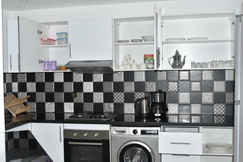 Kitchen, Stylish 3-Bedroom Flat in Kenitra Center Ville with Parking & Comfort in Kenitra