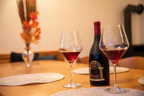 Hiška sončni hrib. (Hiska soncni hrib.) in โนโวเมสโต