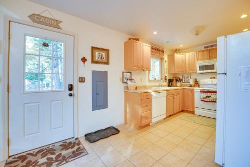 Peaceful Hillside Leavenworth Cabin on half Acre Lot! - image 11