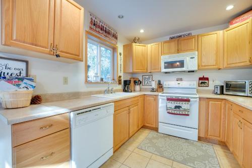 Peaceful Hillside Leavenworth Cabin on half Acre Lot! - image 7