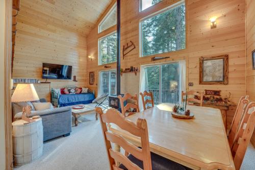 Peaceful Hillside Leavenworth Cabin on half Acre Lot! - image 10
