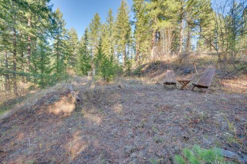 Peaceful Hillside Leavenworth Cabin half Acre Lot