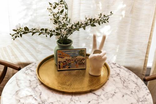 The Logandale: HUGE Mid-Century Home, sleeps 15 in Chicago, USA