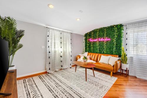 The Logandale: HUGE Mid-Century Home, sleeps 15 in Chicago, USA