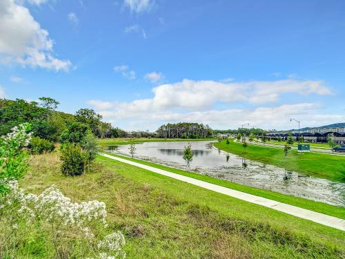 Tranquility Hut, Spacious 4-bedrooms, 4-bathrooms, Pools, free parking, Kissimmee (photo 8)