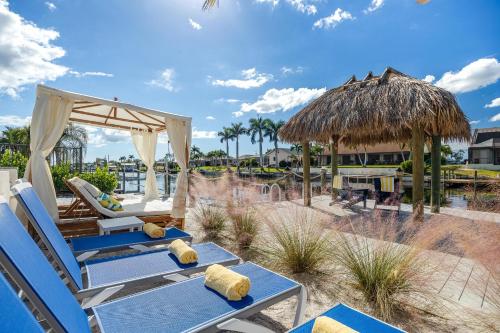 Kayaks, Boat Dock, Heated Pool & Spa, Outside Kitchen, Tiki Hut - Villa Pedro - Roelens Vacations, Cape Coral (fotografie 6)