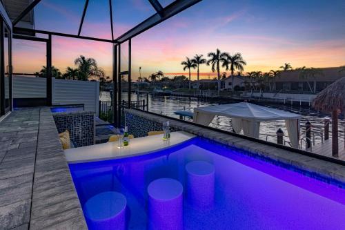 Kayaks, Boat Dock, Heated Pool & Spa, Outside Kitchen, Tiki Hut - Villa Pedro - Roelens Vacations, Cape Coral (fotografie 3)