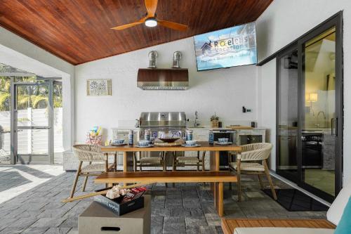 Kayaks, Boat Dock, Heated Pool & Spa, Outside Kitchen, Tiki Hut - Villa Pedro - Roelens Vacations, Cape Coral (fotografie 9)
