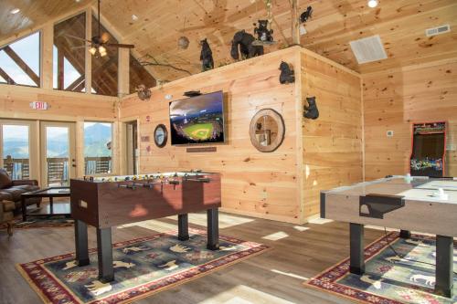 Skyline Splendor: Luxe Retreat with Breathtaking Views Over Downtown Gatlinburg in Gatlinburg, USA