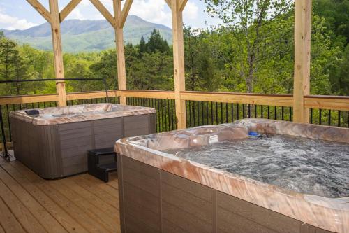 Breathtaking 14BR Cabin: Elevator Views Games Hot Tubs Galore in Pittman Center, USA