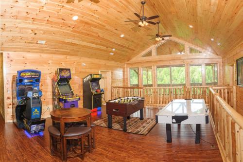 Breathtaking 14BR Cabin: Elevator Views Games Hot Tubs Galore in Pittman Center, USA