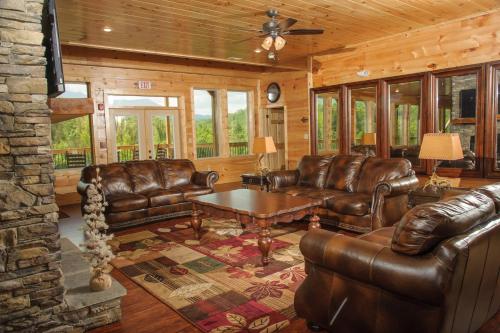 Luxury 14BR Haven: Views Games Hot Tubs More in Pittman Center, USA