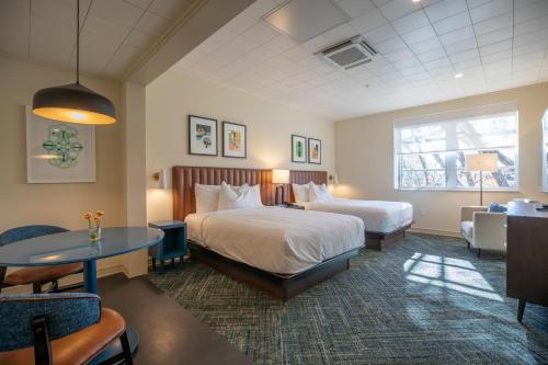 509067171 The Holbrook Hotel