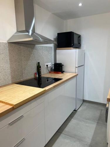 Kitchen, Studio proche plage et vieil Antibes + Parking in Le Ponteil
