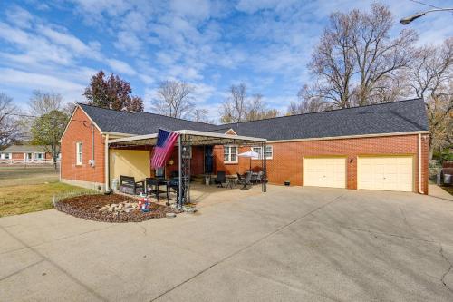8 Mi to Broadway WFH-Friendly Nashville Duplex! in Nashville, USA