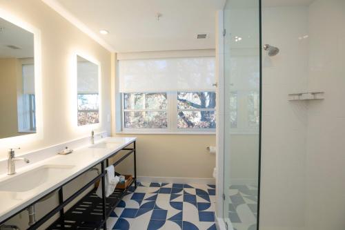 509073449 The Holbrook Hotel