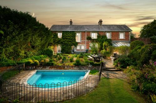 Downwood Vineyard Manor in Idyllic Countryside