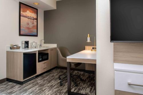 Two Queen Suite with Sofa Bed image 9