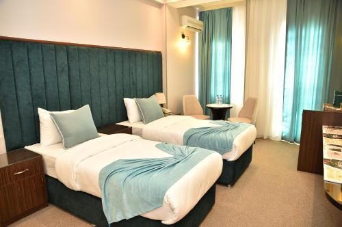 2 twin beds