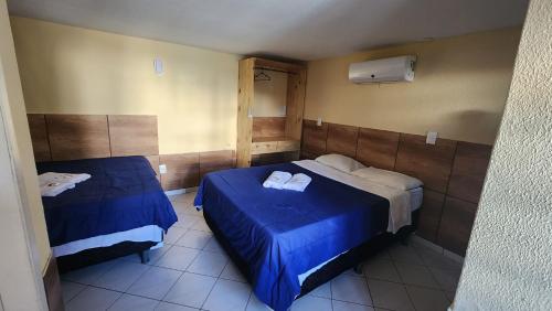 Standard Queen Room with Two Queen Beds image 2
