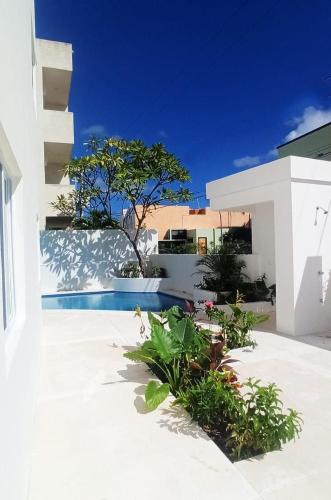 Edifico con departamentos amplios cerca de la playa in Puerto Morelos, Mexico