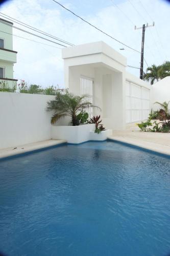 Edifico con departamentos amplios cerca de la playa in Puerto Morelos, Mexico