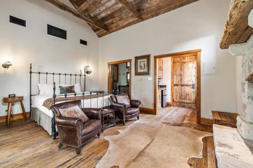 Suite with Hot Tub