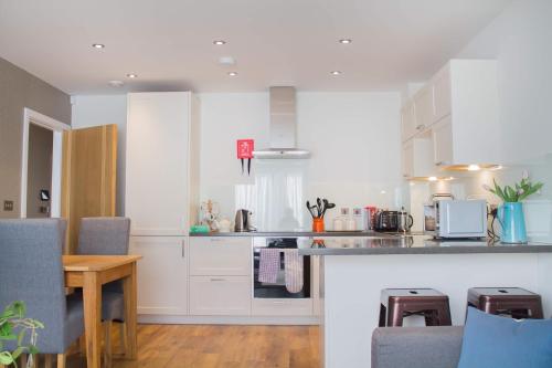 Modern & central - two bedroom & two bathroom apartment, Bath (fotografie 3)