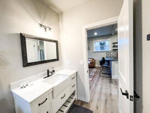 Designer Retreat / Central loc/walk to brewery/café in Colorado Springs, USA