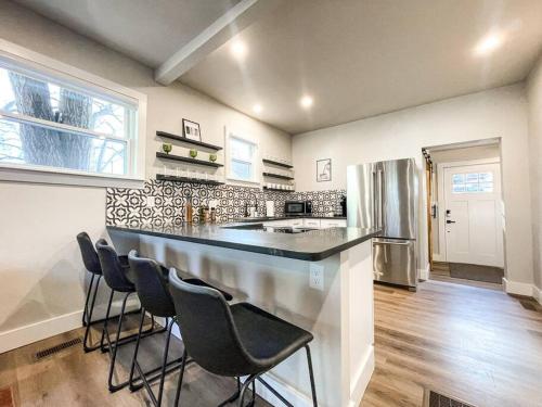 Designer Retreat / Central loc/walk to brewery/café in Colorado Springs, USA