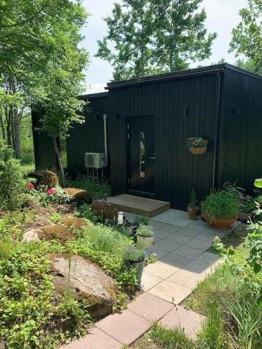 Small cozy 3-room house with terrace & large garden in Turisalu