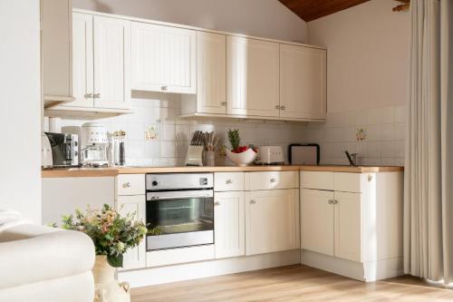 Blandford Forum Primrose - Holiday Cottage with Private Vineyard 4-Star Single Room lobby