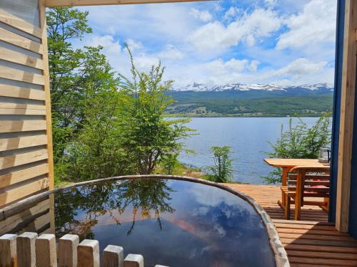 Hermosa cabaña con orilla de playa y tinaja en Lago Frío