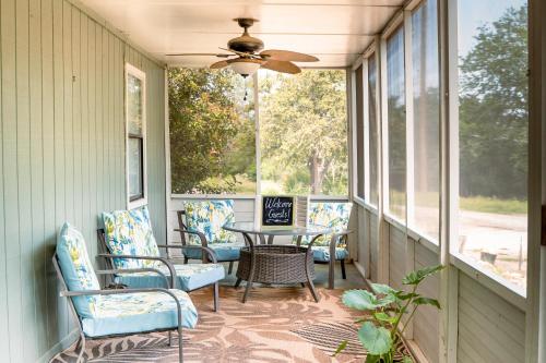Hadleys House - A Country 3 Bdrm with Screened-In Porch in New Braunfels, USA