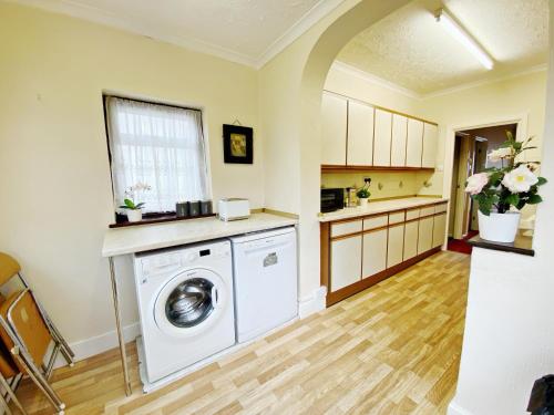 Barking London House sleeps 11 - parking - train tube - airport - London