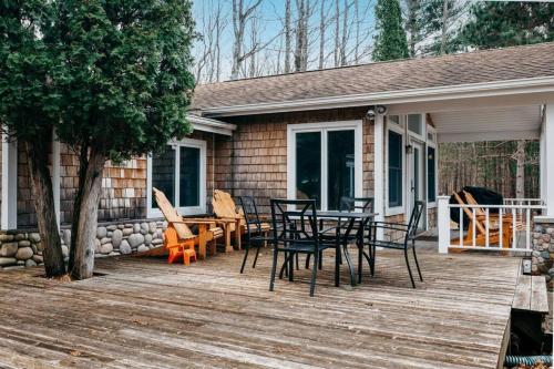 Torch lake views, Close to town, Firepit, Family fun, boat parking