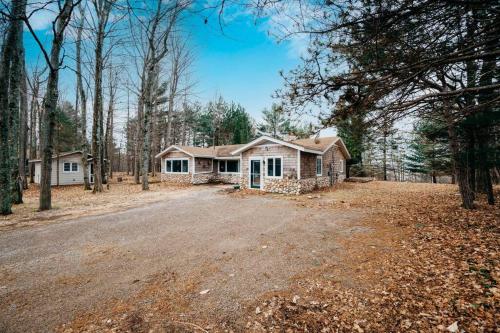 Torch lake views, Close to town, Firepit, Family fun, boat parking