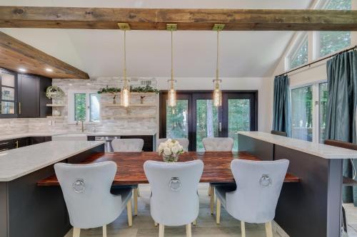 The Starlit Cabin - Luxury Escape in Heart of Pocono Mountains - 2 Fireplaces, Firepit, Coffee Bar, Gym in Blakeslee, USA