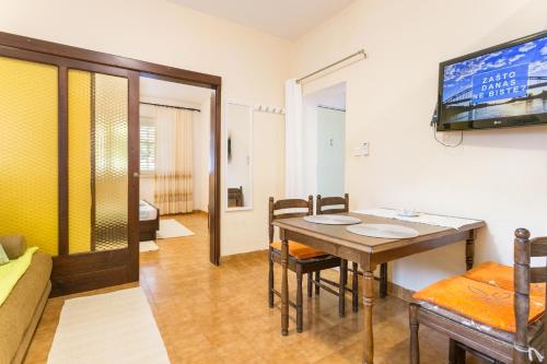 One-Bedroom Apartment with Terrace and Sea View image 5