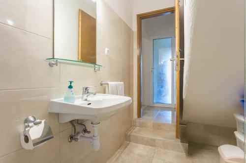 One-Bedroom Apartment with Terrace and Sea View image 9