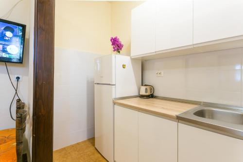 One-Bedroom Apartment with Terrace and Sea View image 7