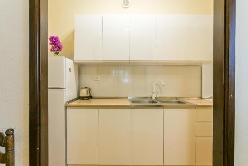One-Bedroom Apartment with Terrace and Sea View image 6