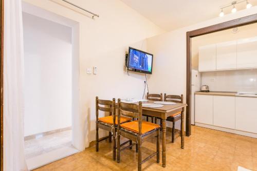 One-Bedroom Apartment with Terrace and Sea View image 4