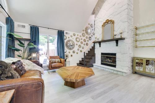 The Starlit Cabin - Luxury Escape in Heart of Pocono Mountains - 2 Fireplaces, Firepit, Coffee Bar, Gym in Blakeslee, USA