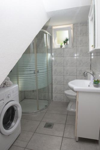 Five-Bedroom Holiday Home image 10